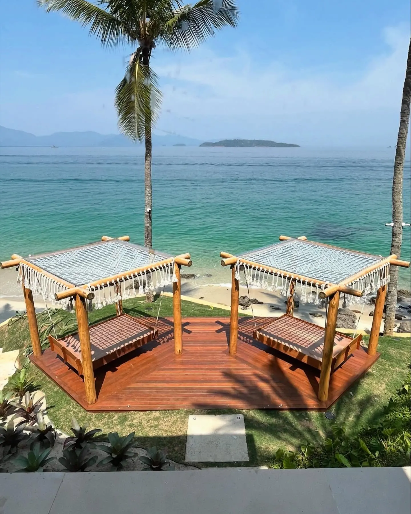 Área de descanso à beira-mar em residência de alto padrão em Angra dos Reis