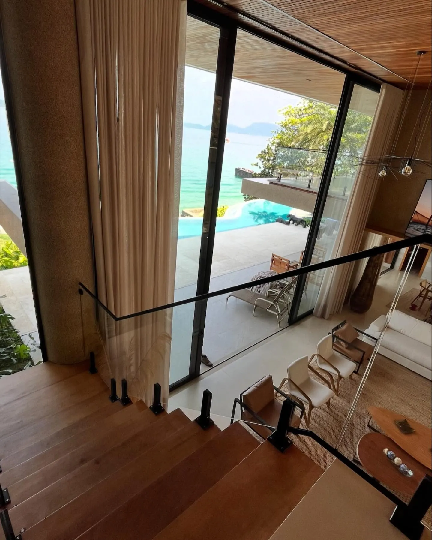 Guarda-corpo em vidro sobre o mar